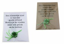 Gelukszakje kaart een klavertje vier is als een goede vriend met klavertje vier gelukspoppetje Gelukszakje kaart een klavertje vier is als een goede vriend met klavertje vier gelukspoppetje