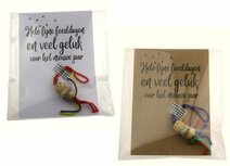 Kaart hele fijne feestdagen en heel veel geluk voor het nieuwe jaar met 3 cm chinese gelukspoppetje Kaart hele fijne feestdagen en heel veel geluk voor het nieuwe jaar met 3 cm chinese gelukspoppetje